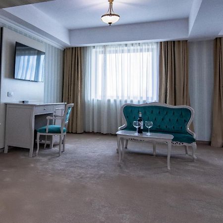 Hotel Roman By Dumbrava Business Resort Kültér fotó