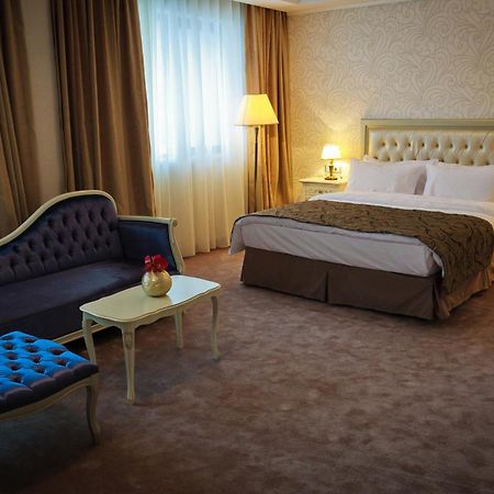 Hotel Roman By Dumbrava Business Resort Kültér fotó