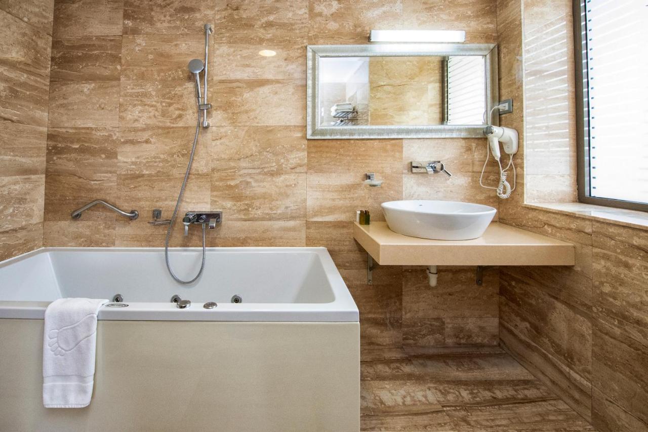Hotel Roman By Dumbrava Business Resort Kültér fotó
