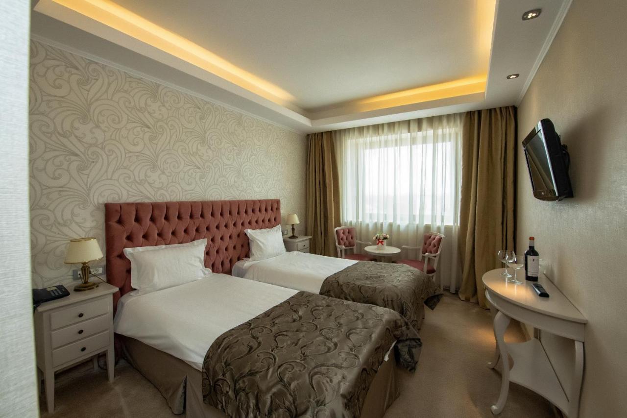 Hotel Roman By Dumbrava Business Resort Kültér fotó