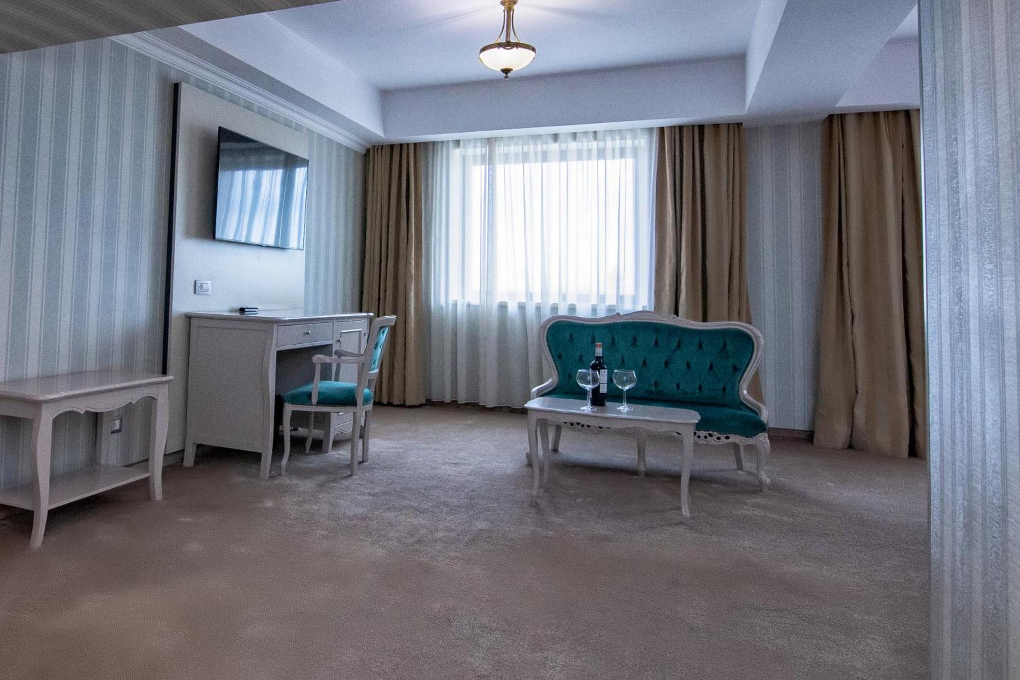 Hotel Roman By Dumbrava Business Resort Kültér fotó